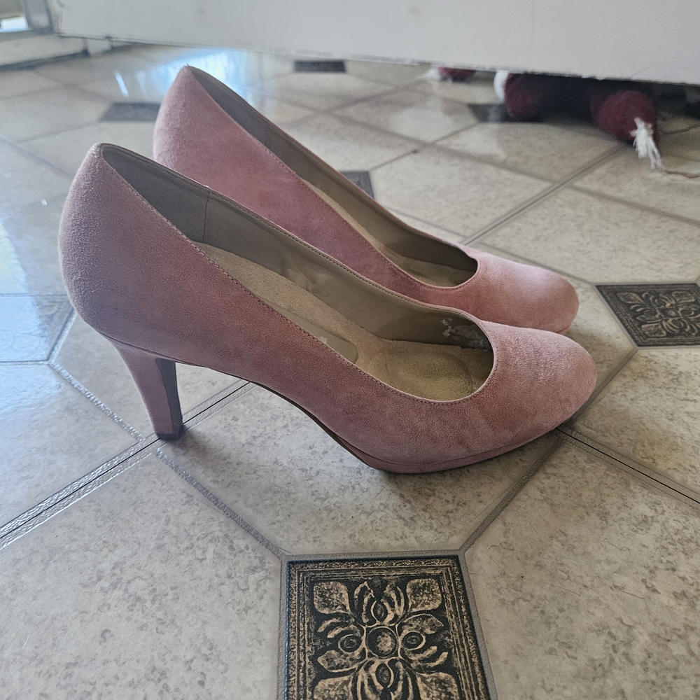 Naturalizer Blush Suede Heels - Picture 2 of 4